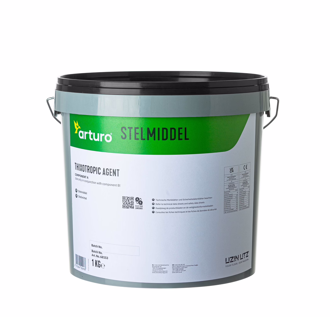 Arturo_Dummy_Thixotropic agent-1kg_2022-01 Studio photograph of a large cylindrical grey plastic bucket with a black snap-on lid and metal side handle. The front label is green and white with the brand name 'arturo' and the product name 'STELMIDDEL' clearly visible, along with smaller technical text, a QR code and icons. The image shows a close-up frontal view of the upper two thirds of the bucket on a clean white background, with crisp lighting and minimal shadows.