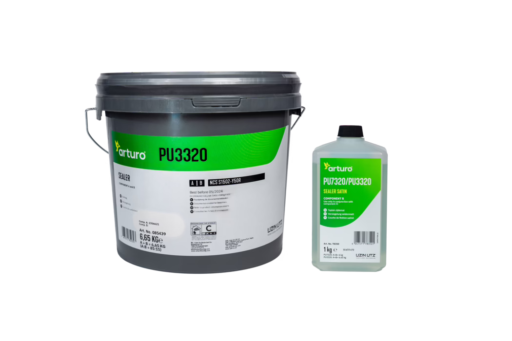 Arturo_Dummy_PU3320_2024-01 Studio photo of two sealed containers of Arturo PU3320 sealer on a white background: on the left a large grey plastic pail with a metal handle and a bright green label reading 'arturo PU3320', and on the right a translucent rectangular plastic bottle with a black screw cap and a matching green label marked 'arturo PU7320/PU3320 SEALER SATIN'. The pail shows additional printed product information, small icons and weight markings near the bottom, while the bottle displays dosing and component details and a barcode. The lighting is even and neutral, producing soft shadows beneath the containers; the composition emphasizes the product labels and packaging details.