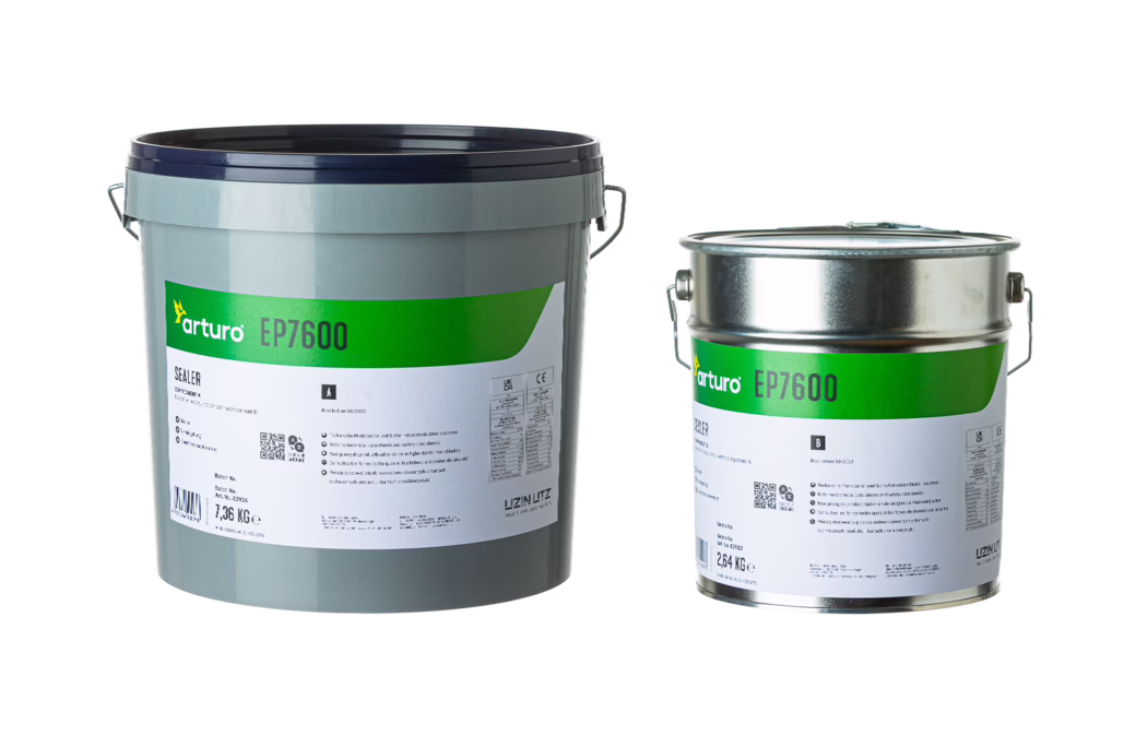 Arturo_Dummy_EP7600 Studio photograph of two industrial pails placed side by side on a white background. On the left is a large grey plastic bucket with a dark navy rim and a metal bail handle; its label features a bright green horizontal band with the brand name 'arturo' and the product code 'EP7600', a smaller white area below with printed instructions, symbols and a visible net weight of '7,36 KG e'. On the right stands a smaller cylindrical metal can with a fitted lid and side handle, bearing a matching green-and-white label also marked 'arturo EP7600' and a visible net weight of '2,64 KG e'. Both containers are presented clean and upright, the lighting is even and neutral with soft shadows beneath the cans, emphasizing the glossy metal and plastic surfaces and the clear contrast between the green brand band and the white label areas. The composition suggests a two-component sealer product set (components A and B) intended for professional or industrial use.