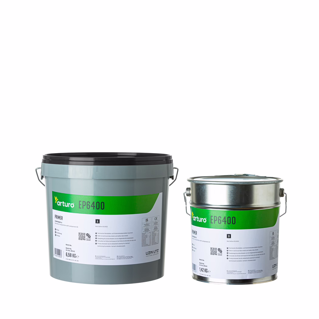 Arturo_Dummy_EP6400_7,5kg_2022-01 Two primer containers on a white background: a large grey plastic bucket and a smaller metal can, both labeled 'arturo EP6400' with green product labels.