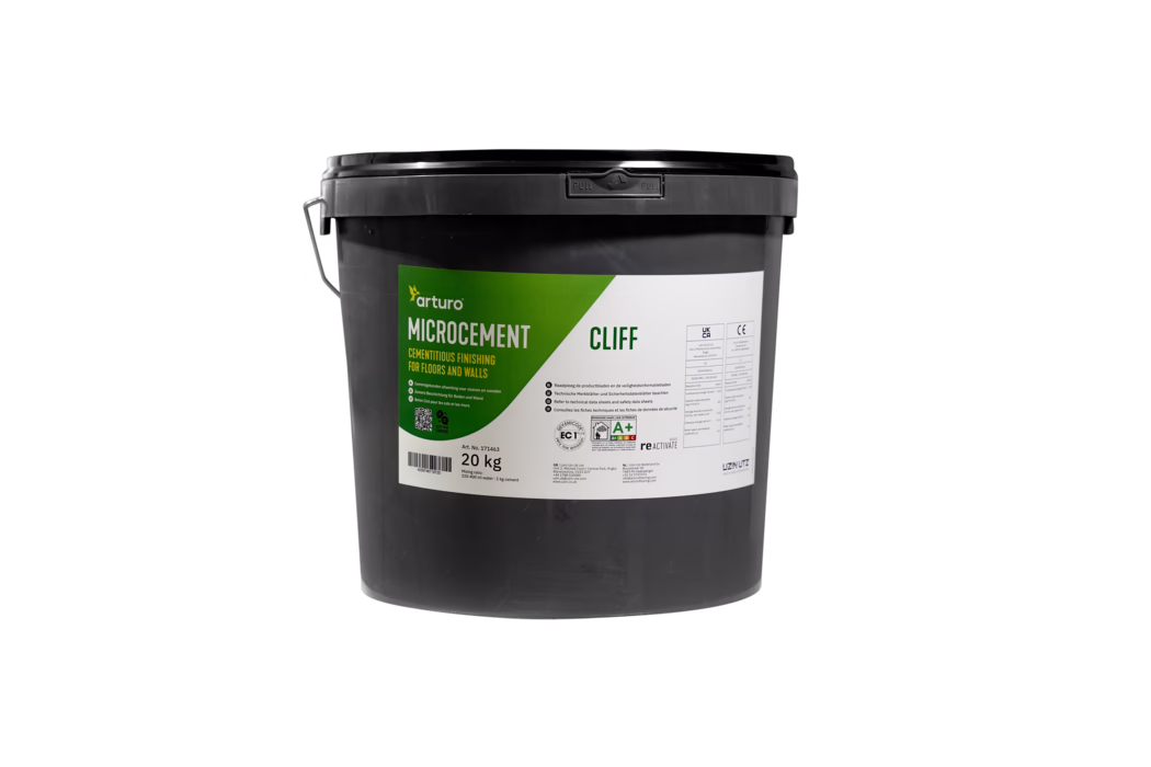 Arturo_Dummy_Microcement_20kg_2022-08 Front view of a black plastic 20 kg bucket of Arturo Microcement 'Cliff' with a green and white label, metal handle and sealed black lid, a cementitious finishing product for floors and walls; shown isolated on a white background.