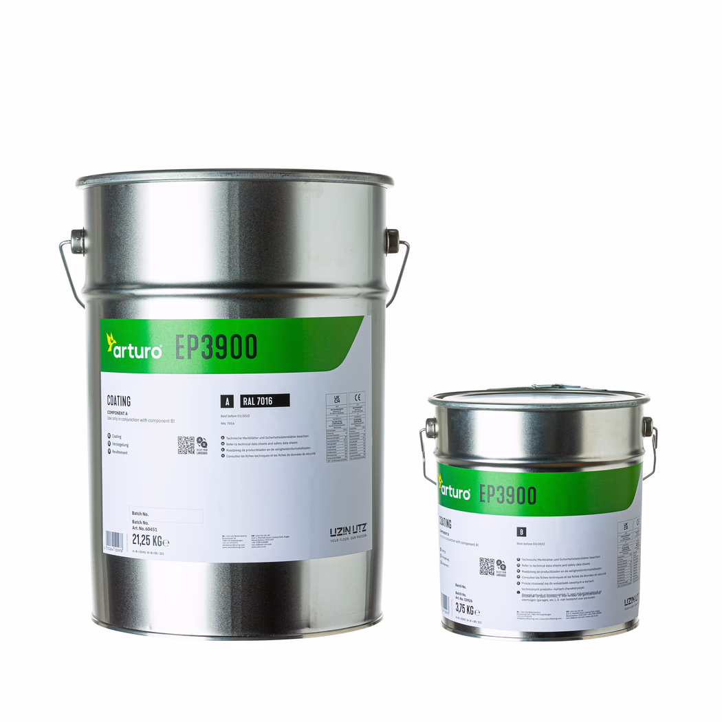 Arturo_Dummy_EP3900-7,5kg_2022-01 Studio photograph of two silver metal paint/coating containers with green and white labels reading 'arturo EP3900'. A large cylindrical pail with a metal handle stands on the left and a smaller can with a lid and handle sits on the right. Labels show product information, icons and QR codes; weight markings and technical text are visible. The containers are placed on a clean white background with even studio lighting, soft shadows and clear reflections on the metal surface, suitable for a product catalog or e-commerce listing.