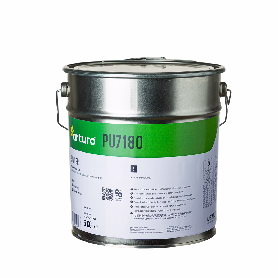 Arturo_Dummy_PU7180-5kg_2022-02 A high-resolution product photograph of a metal canister for flooring sealer. The image shows the top half of a cylindrical metal container with a closed, slightly domed metal lid and a fixed metal handle on each side. A green and white label wraps around the can: the visible text includes the brand name 'arturo', the product code 'PU7180' and a printed weight '5 KG'. A QR code, safety and technical information panels and multilingual instructions appear on the lower label. The can is placed against a clean white background and is evenly lit, showing metallic reflections on the lid and body. The composition centers the canister horizontally with the upper rim near the middle of the frame.
